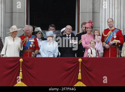 FILE FOTO: Pechino, Cina. 17 Giugno 2017. Foto scattata il 17 giugno 2017 mostra la famiglia reale guardando un sorvolo sul balcone di Buckingham Palace a Londra, Gran Bretagna. Il principe della Gran Bretagna Filippo, marito della regina Elisabetta II, è morto all'età di 99 anni, Buckingham Palace ha annunciato Venerdì. Credit: Han Yan/Xinhua/Alamy Live News Foto Stock