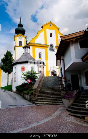 Chiesa Parrocchiale di San Pietro e San Paolo nel villaggio di Soll nella regione austriaca del Wilder Kaiser Foto Stock