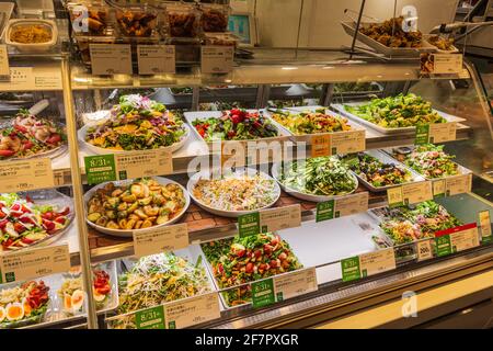Tokyo, Giappone, Asia - 25 Agosto 2019 : verdure al mercato Depachika nella Stazione di Shibuya Foto Stock