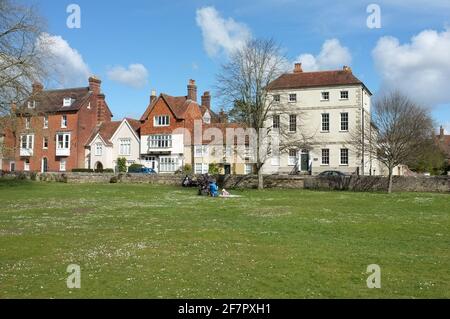 Una scena tranquilla nella Cattedrale di Salisbury vicino come il paese esce dal blocco 2021. Foto Stock