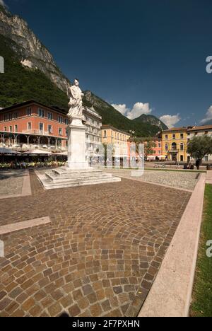 Statua di San Giovanni Nepomuceno in Piazza catena in Riva Lago di Garda Foto Stock