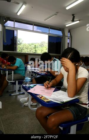 ilheus, bahia / brasile - 10 gennaio 2011: I giovani sono visti per gli esami di ingresso all'Università Statale di Santa Cruz (Uesc), nella città di il Foto Stock