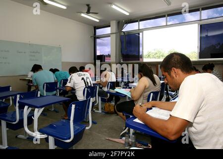 ilheus, bahia / brasile - 10 gennaio 2011: I giovani sono visti per gli esami di ingresso all'Università Statale di Santa Cruz (Uesc), nella città di il Foto Stock