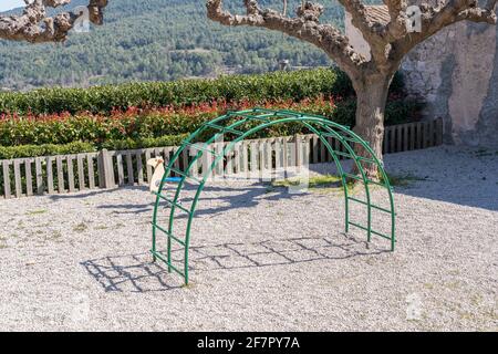 Concetto di parco giochi per bambini. Vecchia struttura in ferro vintage per giocare i bambini. Foto Stock