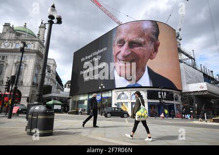 Un tributo al Duca di Edimburgo, che sarà mostrato per 24 ore, in mostra al Piccadilly Lights nel centro di Londra, dopo l'annuncio della sua morte all'età di 99 anni. Data immagine: Venerdì 9 aprile 2021. Foto Stock