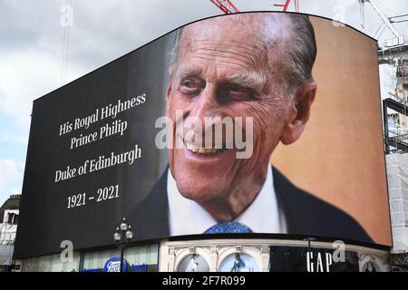 Un tributo al Duca di Edimburgo, che sarà mostrato per 24 ore, in mostra al Piccadilly Lights nel centro di Londra, dopo l'annuncio della sua morte all'età di 99 anni. Data immagine: Venerdì 9 aprile 2021. Foto Stock