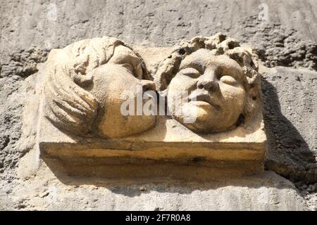 Figure scolpite sulla parete in Walcot St Bath somerset REGNO UNITO Foto Stock