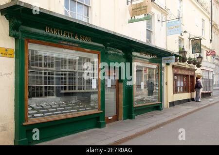 Chiuso negozi nella città prosperouis di Bath somerset UK. Ex Bartlett e figli Butcchers su Green St Foto Stock