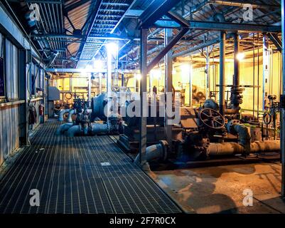 spazio industriale interno con macchinari Foto Stock