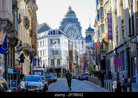 21.09.2019, Bruessel, Belgien - Blick durch die Rue des Minimes im Nobelviertel le Sablon / Zavel in Bruessel auf den Justizpalast Foto Stock