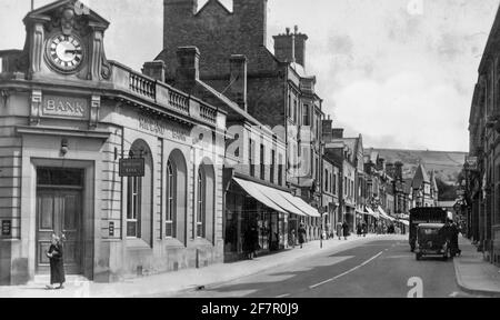 Archivistica all'inizio del ventesimo secolo fotografia che mostra negozi e traffico su Dale Road una strada in Matlock Derbyshire Inghilterra Regno Unito Foto Stock