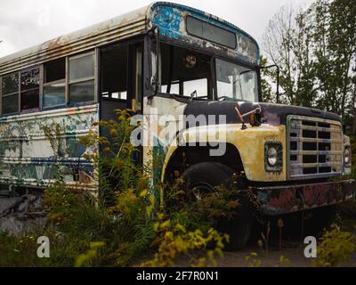 vista esterna della parte anteriore di un bus scolastico abbandonato Foto Stock