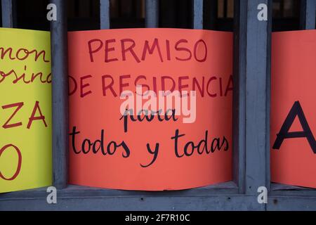 Roma, Italia. 09 aprile 2021. Un banner esposto dai dimostranti all'ingresso dell'Ufficio Municipale del Registro di Roma (Foto di Matteo Nardone/Pacific Press) Credit: Pacific Press Media Production Corp./Alamy Live News Foto Stock