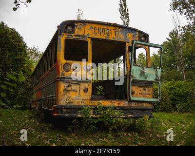 vista esterna sul retro di un bus scolastico abbandonato Foto Stock