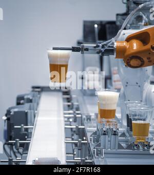 Braccio robotico che versa e serve un bicchiere di birra trasportatore a nastro Foto Stock