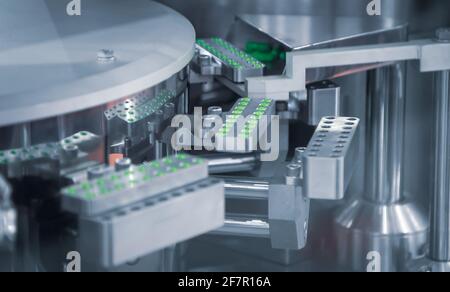 Macchina per il conteggio e il riempimento di pillole farmaceutiche in capsule. Industria farmaceutica Foto Stock