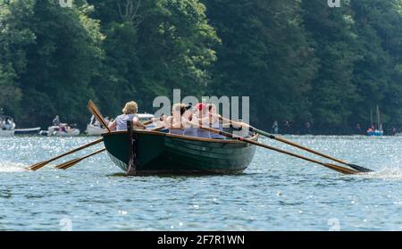 Donne canottaggio in villaggio Crabber barca corsa, Devon, Regno Unito Foto Stock