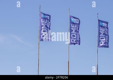 Roma, Italia. 09 aprile 2021. 9 Aprile 2021, Roma, circuito di Roma, ABB Formula e WM Roma: Bandiere nel vento al sole nel paddock (uscita Svizzera/Croazia) Credit: SPP Sport Press Photo. /Alamy Live News Foto Stock