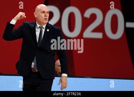 Zhuji, provincia cinese di Zhejiang. 9 Apr 2021. Neven Spahija, allenatore capo degli squali di Shanghai, gesti durante la 55a partita tra Shanxi Loongs e gli squali di Shanghai nella stagione 2020-2021 della Chinese Basketball Association (CBA) League a Zhuji, nella provincia di Zhejiang, nella Cina orientale, il 9 aprile 2021. Credit: Li Ziheng/Xinhua/Alamy Live News Foto Stock