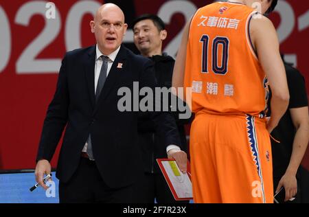 Zhuji, provincia cinese di Zhejiang. 9 Apr 2021. Neven Spahija, allenatore capo degli squali di Shanghai, reagisce durante la 55a partita tra Shanxi Loongs e gli squali di Shanghai alla stagione 2020-2021 della Chinese Basketball Association (CBA) League a Zhuji, nella provincia di Zhejiang, nella Cina orientale, il 9 aprile 2021. Credit: Li Ziheng/Xinhua/Alamy Live News Foto Stock