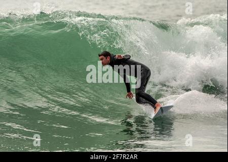 Long Strand, West Cork, Irlanda. 9 Apr 2021. Dylan Buckley, surfista con sede ad Ardfield, ha colto oggi l'occasione di prendere qualche onda a Long Strand Beach, vicino a Owenahincha, in un pomeriggio caldo ma sovrastato. Credit: AG News/Alamy Live News Foto Stock