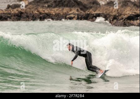 Long Strand, West Cork, Irlanda. 9 Apr 2021. Dylan Buckley, surfista con sede ad Ardfield, ha colto oggi l'occasione di prendere qualche onda a Long Strand Beach, vicino a Owenahincha, in un pomeriggio caldo ma sovrastato. Credit: AG News/Alamy Live News Foto Stock