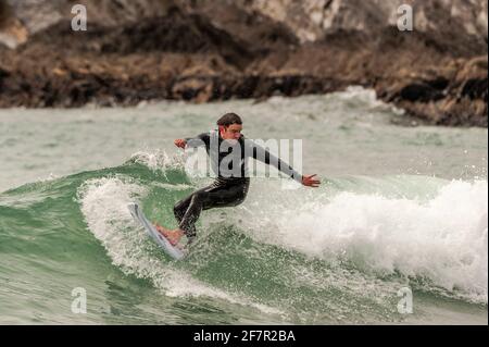 Long Strand, West Cork, Irlanda. 9 Apr 2021. Dylan Buckley, surfista con sede ad Ardfield, ha colto oggi l'occasione di prendere qualche onda a Long Strand Beach, vicino a Owenahincha, in un pomeriggio caldo ma sovrastato. Credit: AG News/Alamy Live News Foto Stock