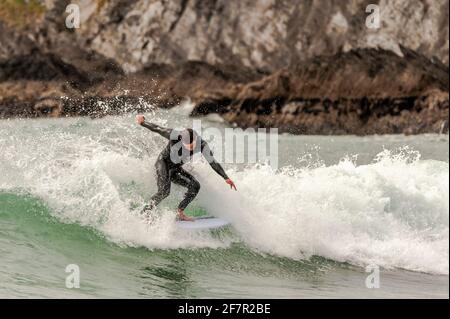 Long Strand, West Cork, Irlanda. 9 Apr 2021. Dylan Buckley, surfista con sede ad Ardfield, ha colto oggi l'occasione di prendere qualche onda a Long Strand Beach, vicino a Owenahincha, in un pomeriggio caldo ma sovrastato. Credit: AG News/Alamy Live News Foto Stock