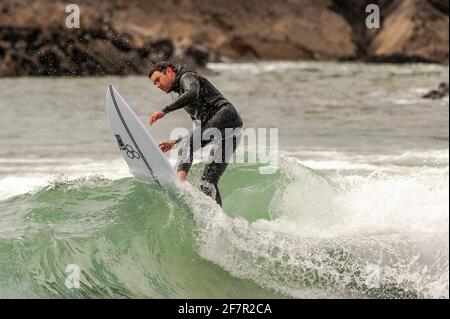 Long Strand, West Cork, Irlanda. 9 Apr 2021. Dylan Buckley, surfista con sede ad Ardfield, ha colto oggi l'occasione di prendere qualche onda a Long Strand Beach, vicino a Owenahincha, in un pomeriggio caldo ma sovrastato. Credit: AG News/Alamy Live News Foto Stock