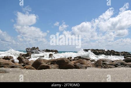 La marea atlantica entra in una giornata estiva alla riserva di Blowing Rocks sulla Jupiter Island Florida vicino a Hobe Sound nelle contee di Martin e Palm Beach. Foto Stock