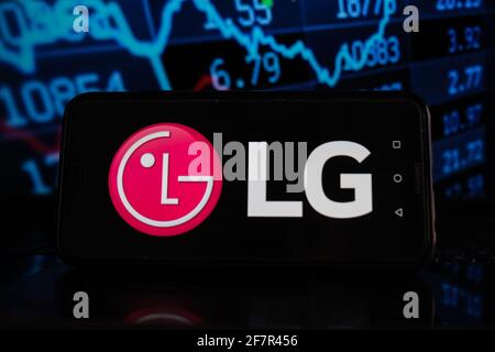 In questa illustrazione fotografica viene visualizzato un logo LG su uno smartphone con percentuali di borsa sullo sfondo. (Foto di Omar Marques / SOPA Images/Sipa USA) Foto Stock