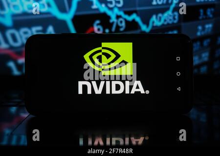 In questa illustrazione fotografica viene visualizzato un logo Nvidia su uno smartphone con percentuali di borsa sullo sfondo. (Foto di Omar Marques / SOPA Images/Sipa USA) Foto Stock