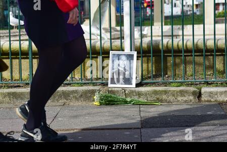 Brighton, Regno Unito. 9 Apr 2021. Una fotografia del principe Filippo e fiori ha lasciato al memoriale di guerra di Brighton dopo l'annuncio della sua morte oggi: Credit: Simon Dack/Alamy Live News Foto Stock