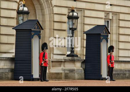 Londra, Gran Bretagna - 21 maggio 2018 : primo piano delle guardie reali che si trovano di fronte al Buckingham Palace Foto Stock