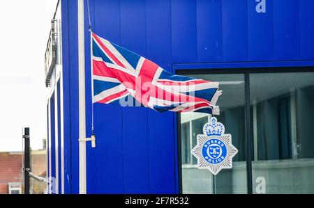 Brighton, Regno Unito. 9 Apr 2021. Bandiera dell'Unione che vola a metà albero alla stazione di polizia di Brighton dopo l'annuncio della morte del principe Filippo il duca di Edimburgo oggi : accreditamento: Simon Dack/Alamy Live News Foto Stock