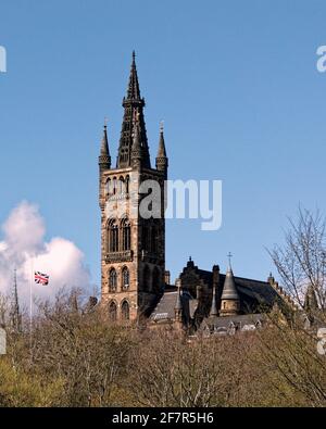 Glasgow, Scozia, Regno Unito. 9 Apr 2021. Il duca di edimburgo che passava vedeva bandiere a metà albero all'università di Glasgow . Credit: gerard Ferry/Alamy Live News Foto Stock