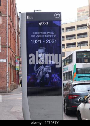 Manchester UK 9 aprile 2021 UNA videata informativa pubblica presenta un'immagine del principe Filippo, il duca di Edimburgo per riflettere la sua morte ©GedNoonan/Alamy Live News; Foto Stock