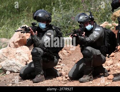 Nablus, Nablus. 9 Apr 2021. I membri della polizia di frontiera israeliana sono visti durante gli scontri a seguito di una protesta contro l'espansione degli insediamenti ebraici nel villaggio della Cisgiordania di Beit Dajan, ad est di Nablus, il 9 aprile 2021. Credit: Nidal Eshtayeh/Xinhua/Alamy Live News Foto Stock