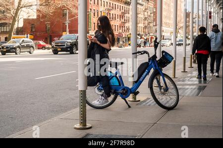 Donna con la sua Citibike a Chelsea a New York martedì 23 marzo 2021. (© Richard B. Levine) Foto Stock