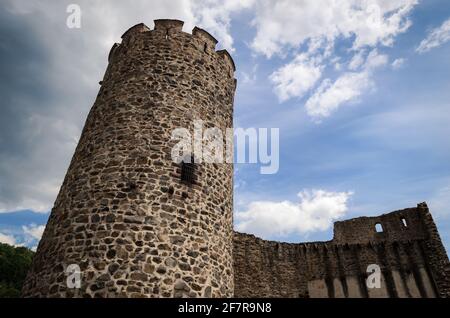 Vista estiva delle rovine del castello medievale di Keysersberg, famoso villaggio vinicolo in Alsazia, vicino a Colmar (Francia) Foto Stock