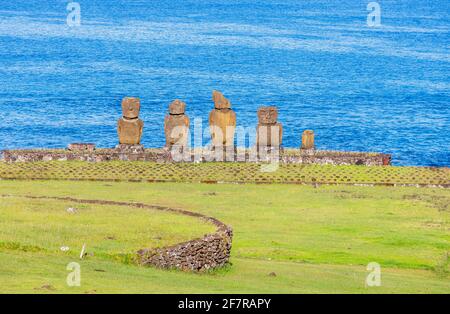 AHU Vai Ure moai (statue) con le spalle alla costa dell'Oceano Pacifico a Tahai, Hanga Roa, Isola di Pasqua (Rapa Nui), Cile Foto Stock