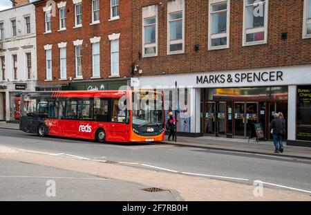 Salisbury, Wiltshire, Inghilterra, Regno Unito. 2021. Autobus rosso locale fuori dal negozio Marks and Spencer che è rimasto aperto durante la pandemia di covid a Salisbury Foto Stock