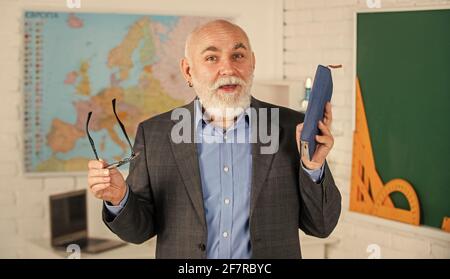 Esperienze di apprendimento personalizzate. Insegnante di uomo intelligente senior presso la lavagna. Insegnante di vecchia generazione scolastica. Docente esperto. Insegnante maturo Foto Stock