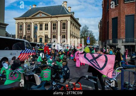 Circa 400 centinaia di attivisti sono circondati da furgoni di polizia durante la manifestazione.per terminare la sua campagna di rivolta di primavera, il gruppo clima Extinction Rebellion ha organizzato un'azione civile di disobbedienza per far sapere al governo che non possono più ignorare il clima e la crisi ecologica. I primi attivisti hanno cercato di entrare nel Binnenhof, dove si incontra la Camera dei rappresentanti e dove lavora il primo Ministro, ma la polizia ha potuto evitarlo. Dopo di che, hanno bloccato la Korte Vijverberg, una strada che conduce al Binnenhof. La porta del Binnenhof fu successivamente Clo Foto Stock