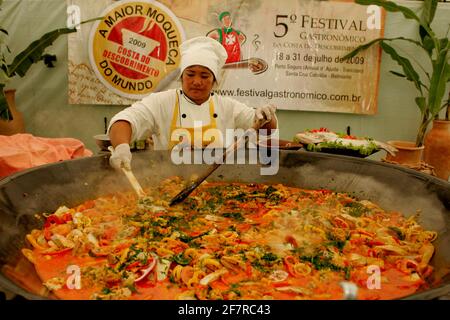 belmonte, bahia / brasile - 19 luglio 2009: capo cuoco prepara un gigante stufato di pesce nella città di Belmonte, nel sud di Bahia. Foto Stock