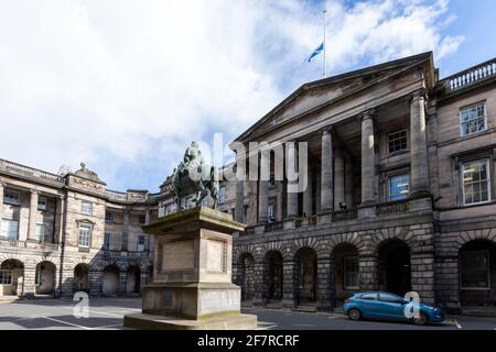 Edimburgo, Regno Unito. 9 Aprile 2021. Bandiere sugli edifici di Edimburgo volano a metà albero per il Duca di Edimburgo credito: David Coulson/Alamy Live News Foto Stock