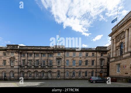 Edimburgo, Regno Unito. 9 Aprile 2021. Bandiere sugli edifici di Edimburgo volano a metà albero per il Duca di Edimburgo credito: David Coulson/Alamy Live News Foto Stock