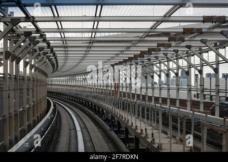 Vista orizzontale del New Transit Yurikamome (Il primo sistema di transito completamente automatizzato di Tokyo) cingoli in un tunnel curvo Foto Stock