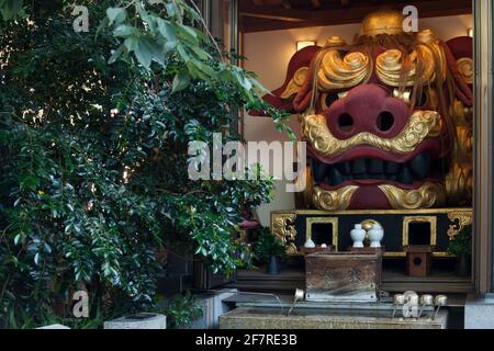 Vista ravvicinata orizzontale della testa di leone maschile del santuario Namiyoke-jinja Shinto, Tsukiji, Tokyo, Giappone Foto Stock