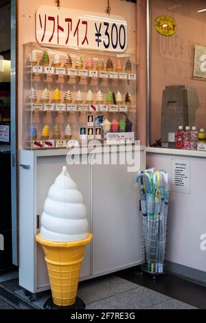 Vista verticale di una gelateria a Nakamise-Dori, strada commerciale nel tempio buddista senso-Ji, Asakusa, Tokyo, Giappone Foto Stock